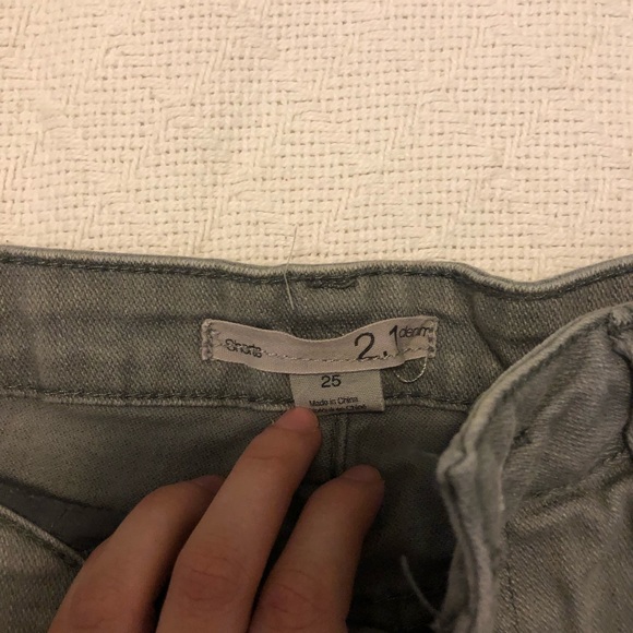 Shorts - Picture 3 of 3